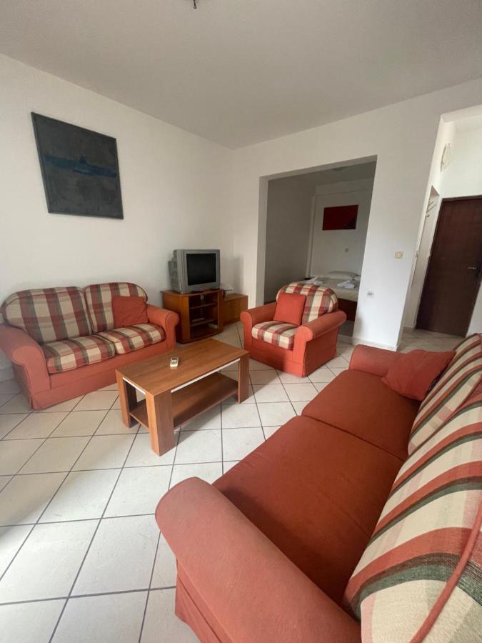 Apartments Mandarina Garden Petrovac Buitenkant foto