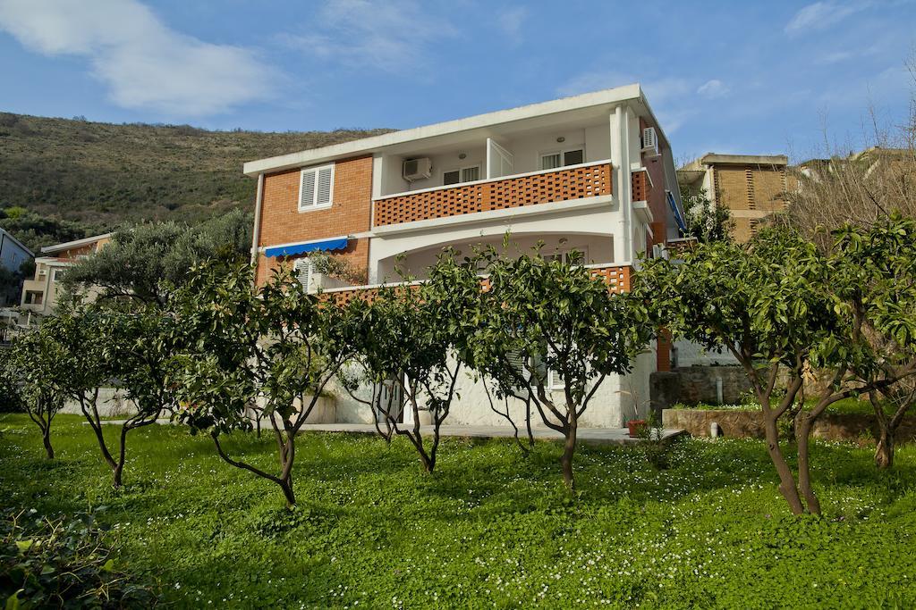 Apartments Mandarina Garden Petrovac Buitenkant foto