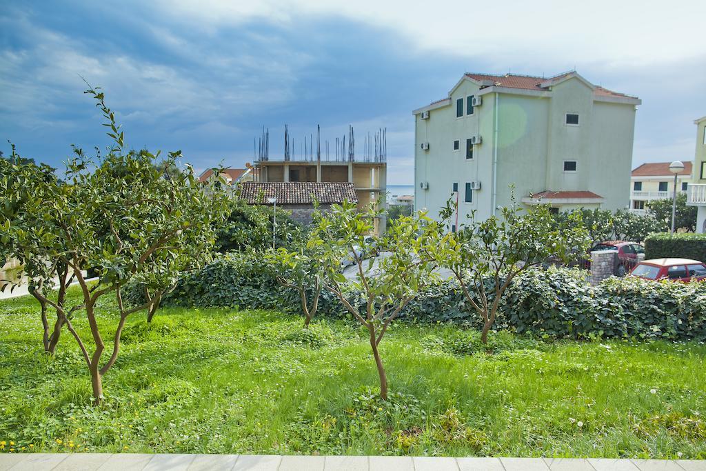Apartments Mandarina Garden Petrovac Buitenkant foto